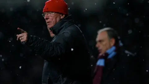 Ferguson prohíbe uso de bufandas en el Manchester United