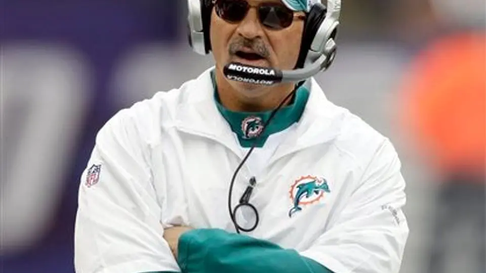 Delfines extiende contrato del coach Tony Sparano