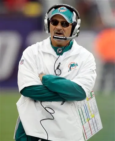 Delfines extiende contrato del coach Tony Sparano