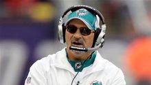 Delfines extiende contrato del coach Tony Sparano