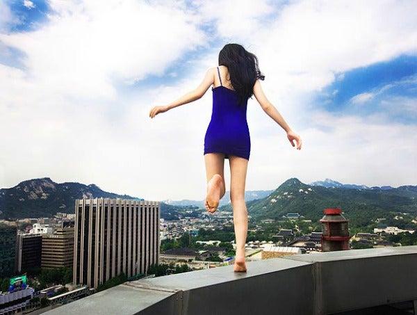 La artista mostrando su equilibrio para no caerse | Especial