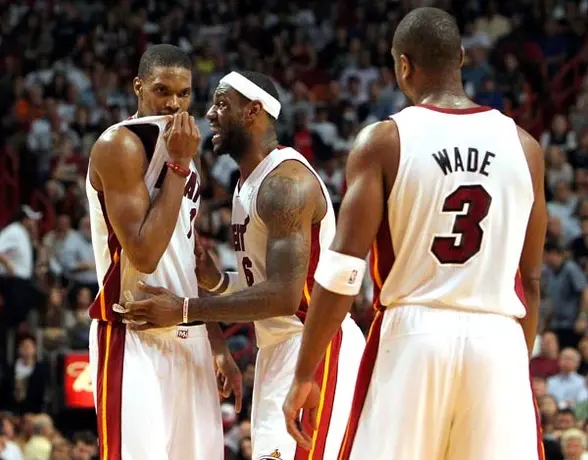 Heat vino de atrás y venció a Dallas en tiempo extra