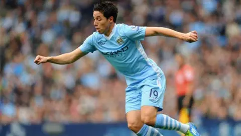 Samir Nasri es encarado por fanáticos del Arsenal