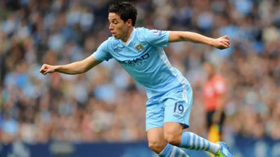 Samir Nasri es encarado por fanáticos del Arsenal
