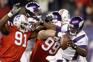 NFL multa a Pryor con 7,500 dólares por golpe a Favre