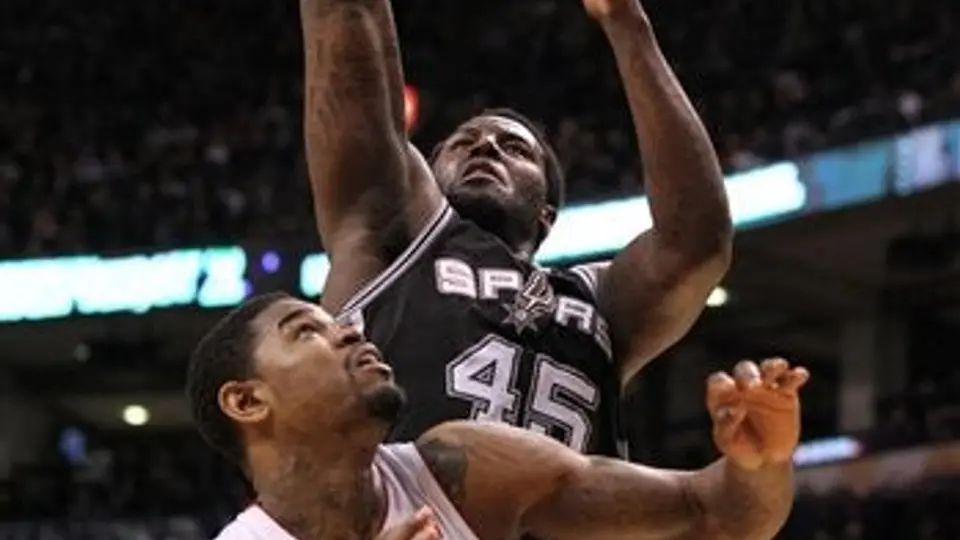 San Antonio vence a Toronto 111-100