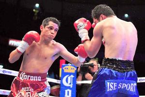 Édgar Sosa retiene título mosca, tras abandono de Horikawa