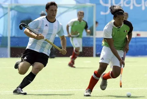 México pierde en su debut en hockey sobre pasto varonil