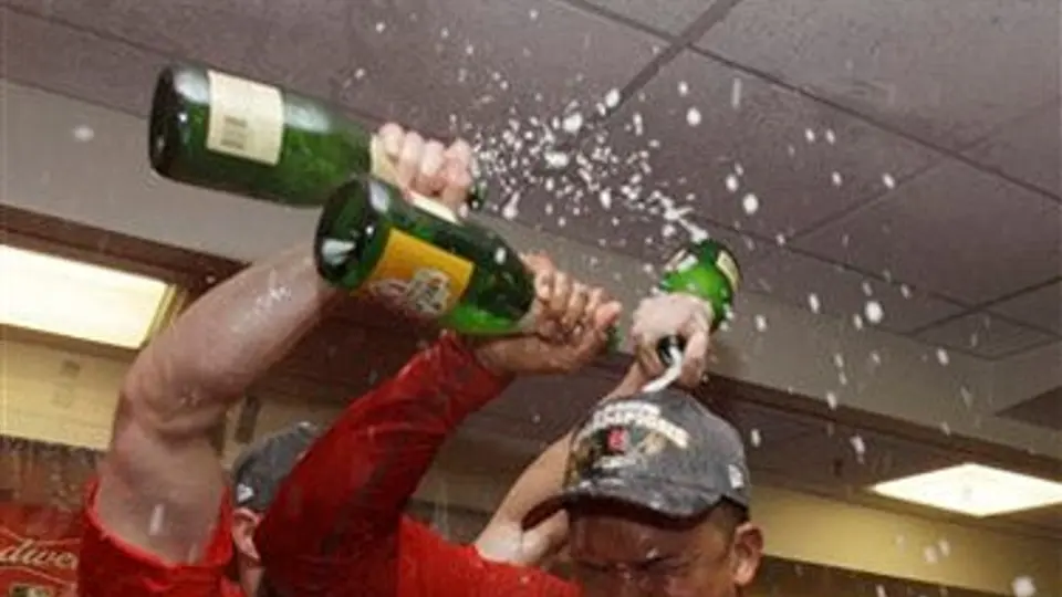 Cardenales van a la Serie Mundial al vencer 12-6 a Milwaukee