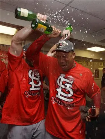 Cardenales van a la Serie Mundial al vencer 12-6 a Milwaukee