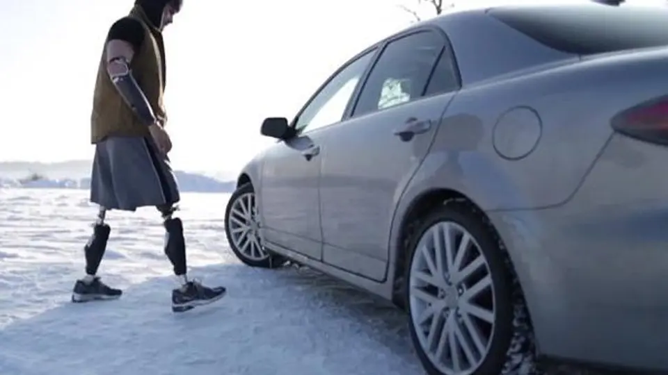 Hombre sin manos ni piernas domina el volante en la nieve