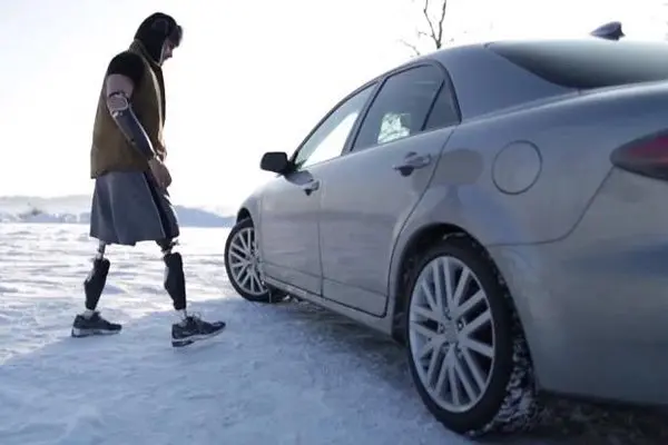 Hombre sin manos ni piernas domina el volante en la nieve