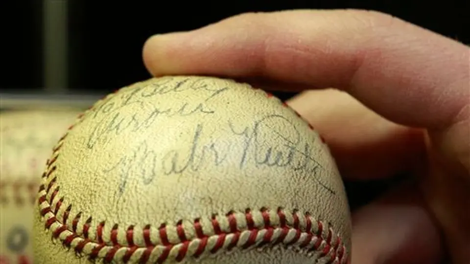 Pelota de HR de Babe Ruth es vendida en 264 mil dólares