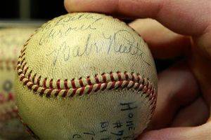 Pelota de HR de Babe Ruth es vendida en 264 mil dólares