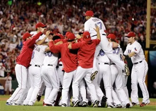Los Rangers vencen a Tigres y avanzan a la Serie Mundial