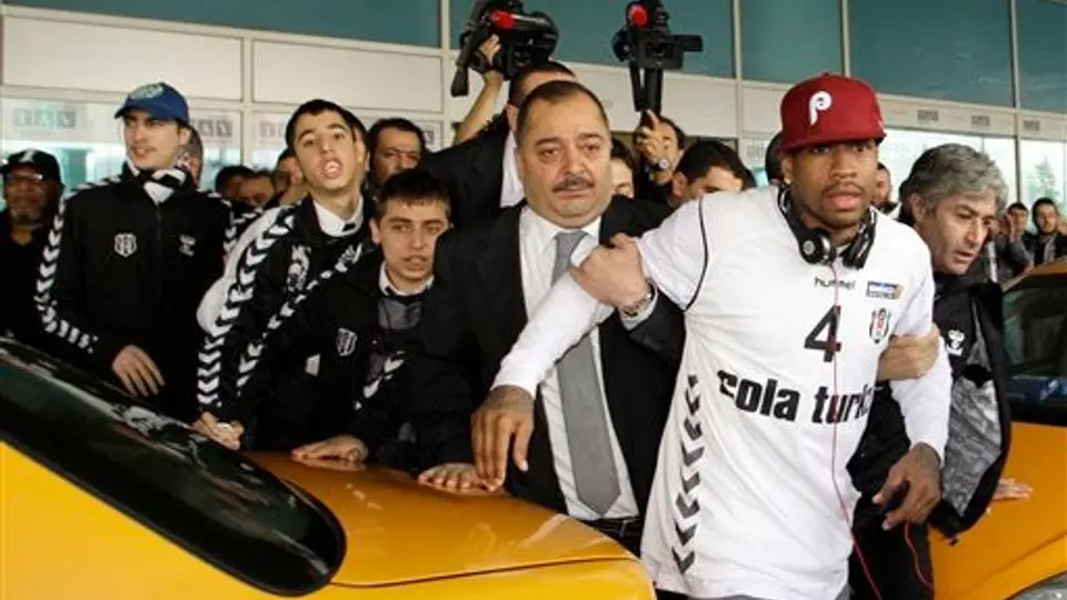 Reciben con ovaciones en Turquía a Allen Iverson
