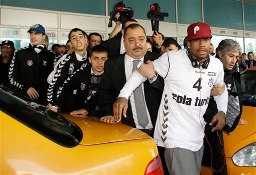 Reciben con ovaciones en Turquía a Allen Iverson