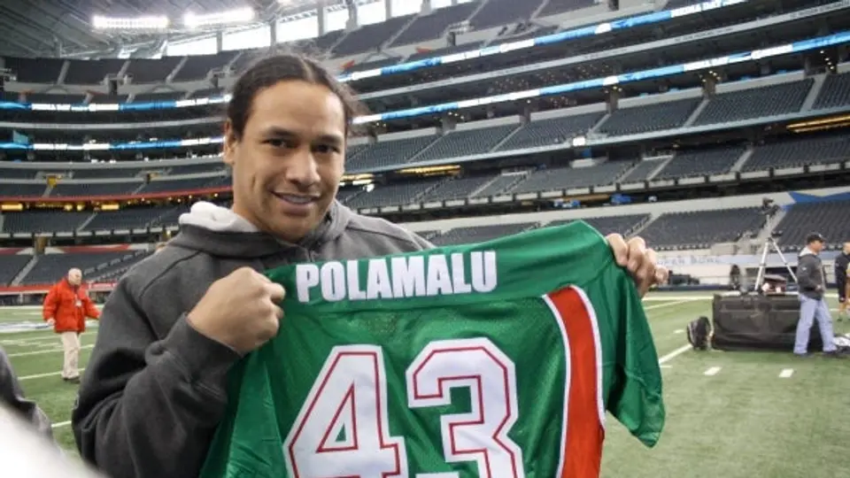 Troy Polamalu posa con jersey de México