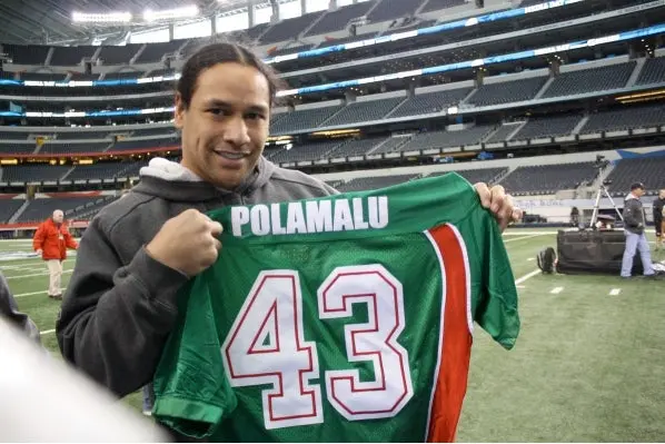 Troy Polamalu posa con jersey de México