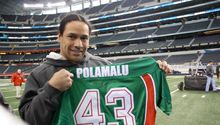 Troy Polamalu posa con jersey de México