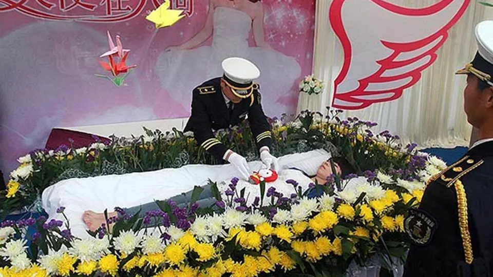 Estudiante organiza 'simulacro' de su funeral