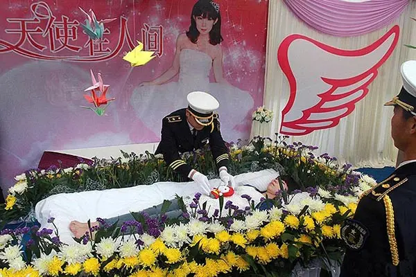 Estudiante organiza 'simulacro' de su funeral