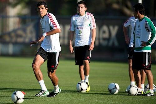 Maza Rodríguez a punto de disparar, Herrera lo observa | MEXSPORT