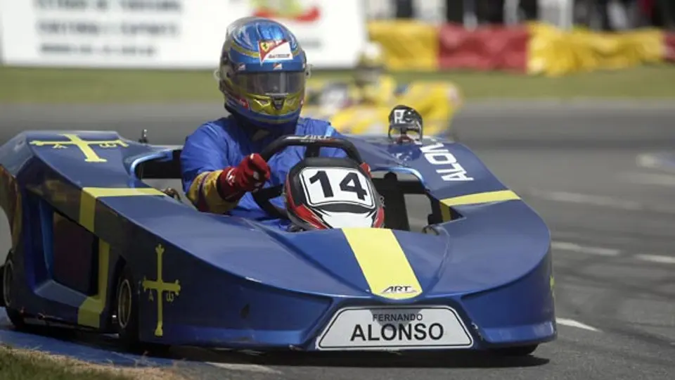 Traje de Fernando Alonso a subasta para obra benéfica