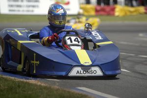 Traje de Fernando Alonso a subasta para obra benéfica