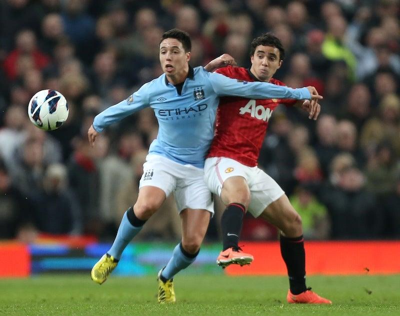 Rafael, del United, pelea la esférica ante Nasri, del City | AP