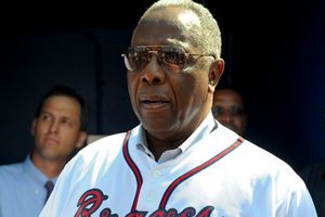 Hank Aaron le augura gran éxito a Adrián González