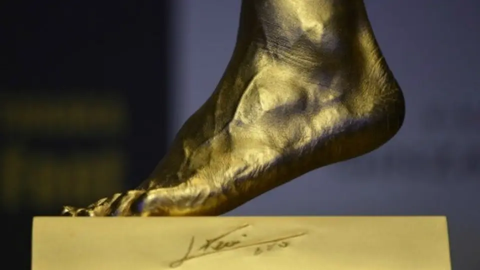 Realizan réplica de oro del pie de Messi