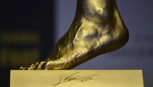 Realizan réplica de oro del pie de Messi