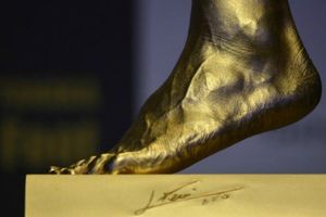 Realizan réplica de oro del pie de Messi