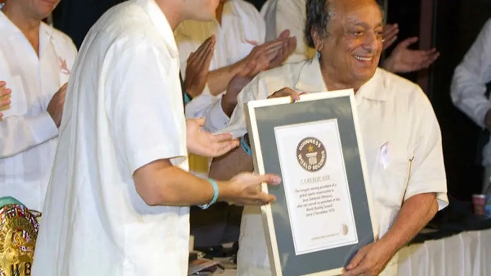 Sulaimán recibe el Guinness por sus 35 años como dirigente deportivo