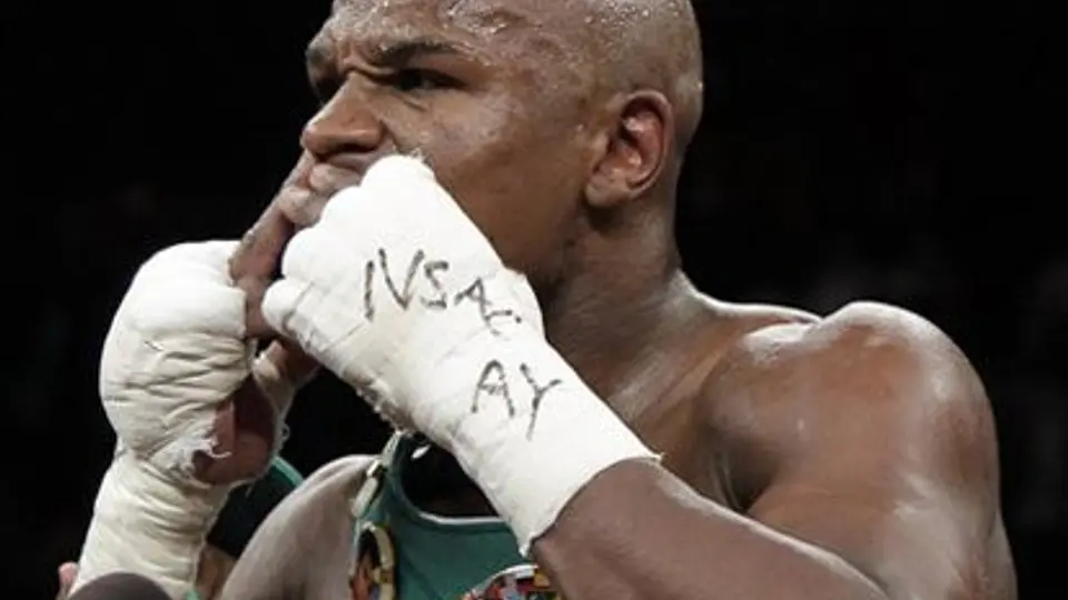 Mayweather derrotó a Ortiz con polémica
