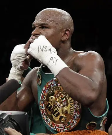 Mayweather derrotó a Ortiz con polémica