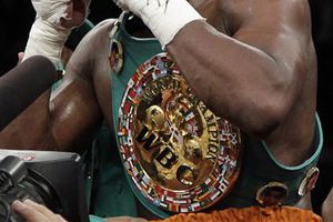 Mayweather derrotó a Ortiz con polémica
