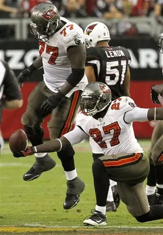 Talib intercepta dos pases y Tampa Bay vence 38-35 a Arizona