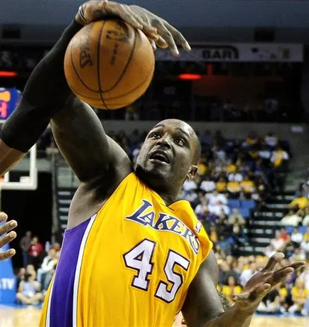 Arrestan a jugador de Lakers por agredir ebrio a cajera