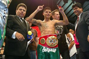 Con lo justo, Salgado gana cetro Superpluma FIB