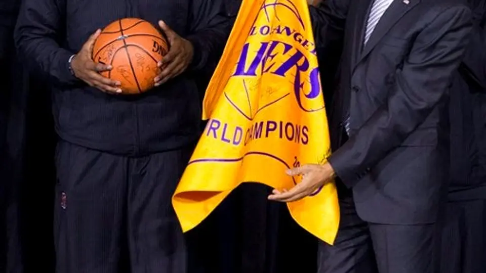 Obama hace labor comunitaria junto a los Lakers