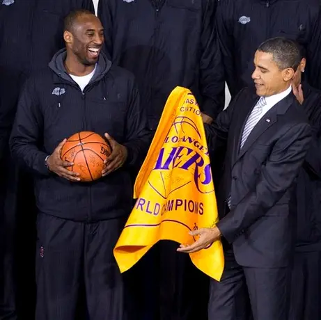 Obama hace labor comunitaria junto a los Lakers