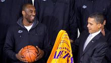 Obama hace labor comunitaria junto a los Lakers