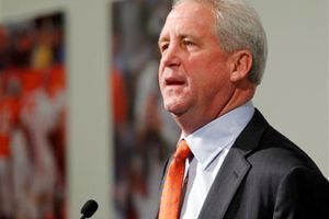 Fox completa su staff de coacheo