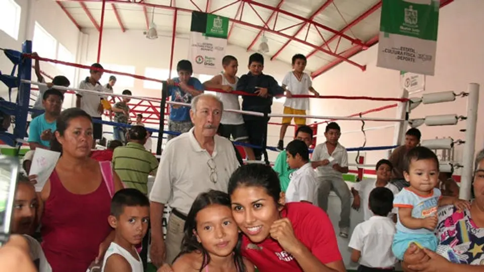 Arely Muciño convive con los jóvenes regios