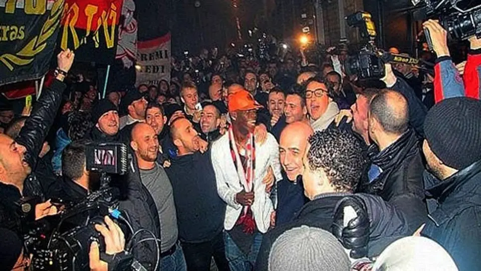Balotelli provoca caos a su llegada a Milán