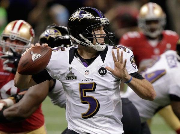 El QB de los Cuervos busca conectar con un receptor | AP