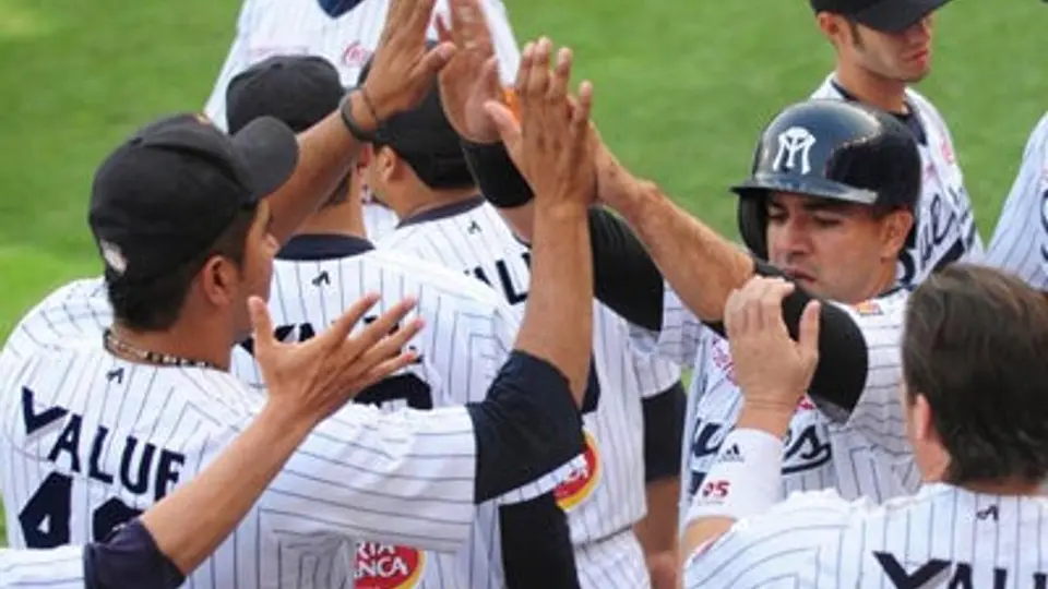 Sultanes despierta endemoniado' y gana 17-6 a los Diablos Rojos