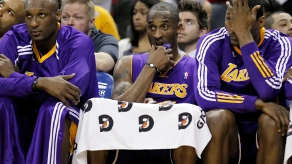 Charlotte despedaza a los Lakers